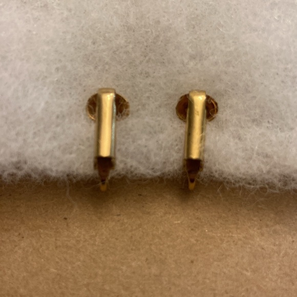 Small Green Cameo Clip on Earrings Gold Tone - Picture 3 of 4